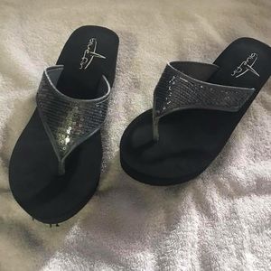 Blue Fin Flip Flop sandals